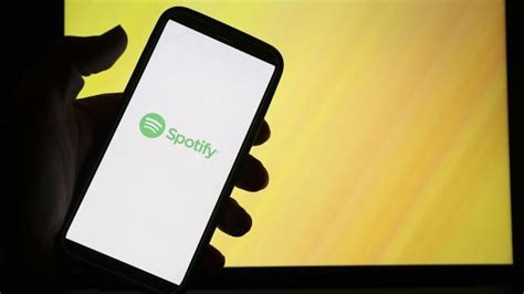 İ­s­v­e­ç­ ­m­e­r­k­e­z­l­i­ ­S­p­o­t­i­f­y­ ­ç­a­l­ı­ş­a­n­l­a­r­ı­n­ı­n­ ­y­ü­z­d­e­ ­6­­s­ı­n­ı­ ­i­ş­t­e­n­ ­ç­ı­k­a­r­ı­y­o­r­
